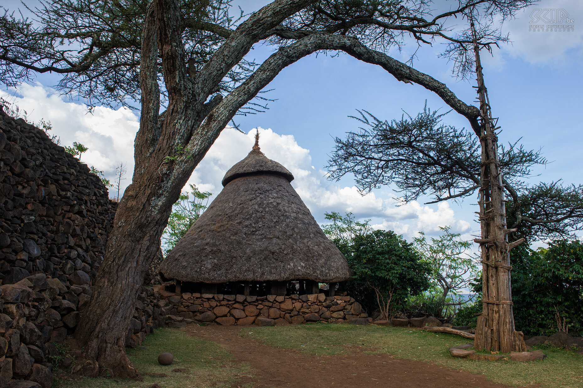 Konso - Hut We bezochten ook een Konso dorp dat bestaat uit met stenen omwalde groepen van hutten die op hun buurt een eigen houten omwalling hebben. In het midden van het dorp staat een generatie-paal. Stefan Cruysberghs